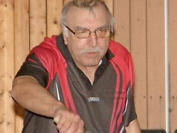 Beim 9:6 gegen den ATSV Reichenbach III blieb der Pressiger Gerhard Hirschner in seinen drei Spielen unbezwungen.  Foto: H. Franz