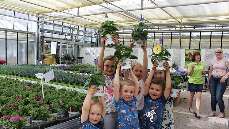 Leo, Emil und Ben (vorne von links) sowie Anna, Rosalie und Emma (hinten von links) sind kleine Blumenfreunde und freuen sich über den lustigen Namen "frecher Michel".  Christiane Reuther