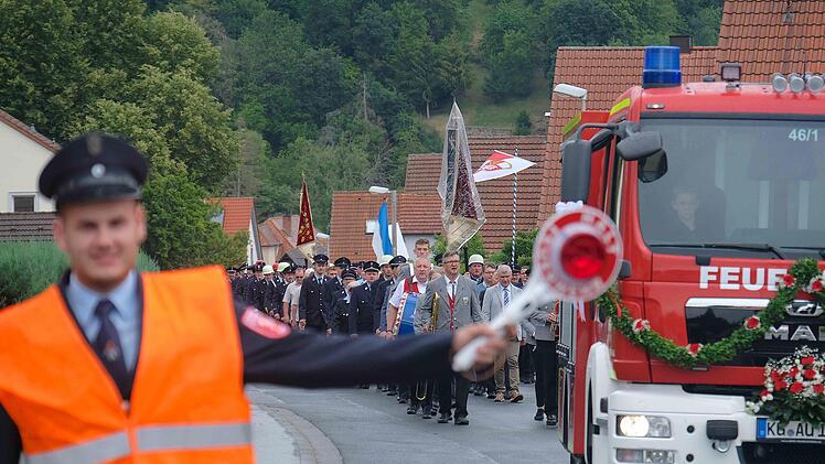 Der Paradezug führte von der Dorfkirche zur Festhalle. Foto: Gerd Schaar