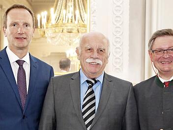 Bei einem Empfang in der Würzburger Residenz wurde Hans-Georg Häfner (Mitte) die kommunale Verdienstmedaille in Bronze durch Innenstaatssekretär Gerhard Eck (rechts) verliehen, zu der Bürgermeister Michael Ziegler (links) namens der Stadt gratulierte.  Foto: Innenministerium