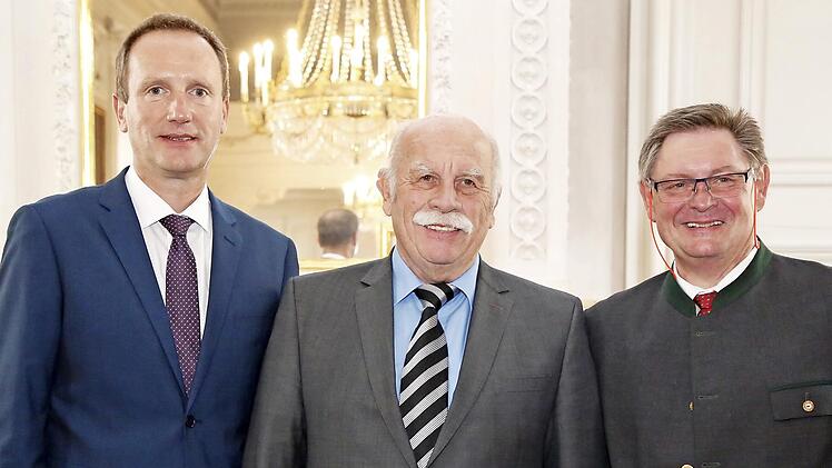 Bei einem Empfang in der Würzburger Residenz wurde Hans-Georg Häfner (Mitte) die kommunale Verdienstmedaille in Bronze durch Innenstaatssekretär Gerhard Eck (rechts) verliehen, zu der Bürgermeister Michael Ziegler (links) namens der Stadt gratulierte.  Foto: Innenministerium