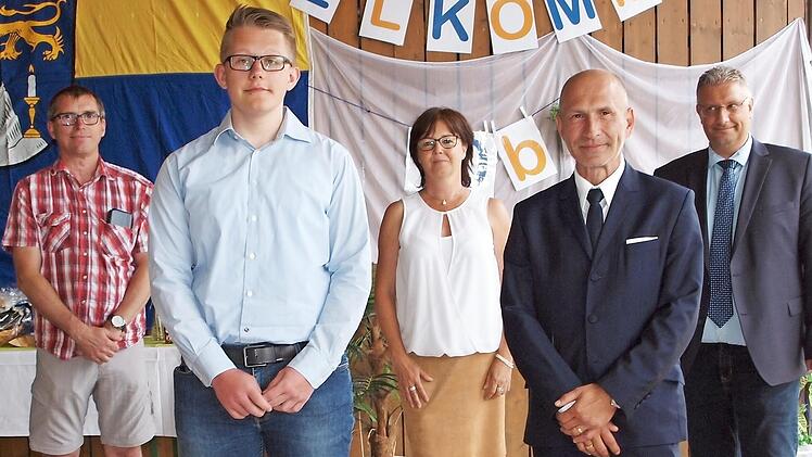 Der stellvertretende Elternbeiratsvorsitzende Jürgen Panzer (hinten, von links), die Konrektorin Silke Fischer, Rektor Bernd Schick und der Klassenleiter Herbert Stöcklein (vorne, rechts) beglückwünschten Tim Weigler (vorne, links) als besten Schüler der Klasse 10bM der Herzog-Otto-Mittelschule Lichtenfels.