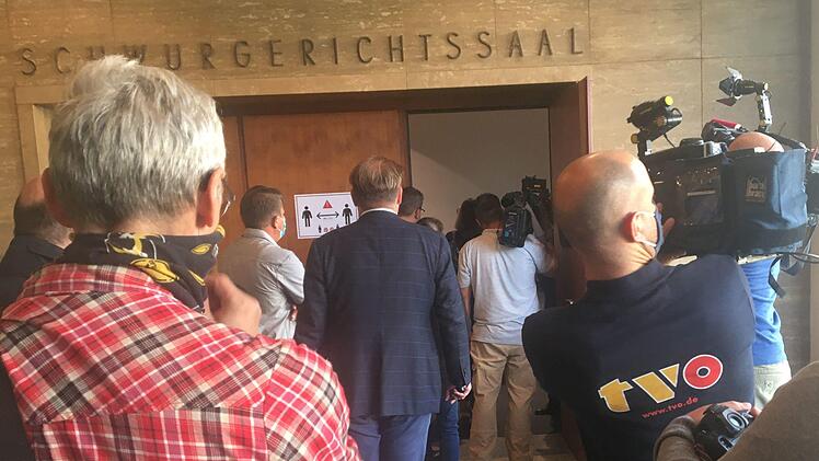 Eingang zum Schwurgerichtssaal in Hof: Journalisten und Zuhörer in großer Zahl interessierten sich für den Prozess gegen den Selber Todesfahrer, der wegen Mord und Teilnahme an einem illegalen Autorennen angeklagt ist. Bei dem Unfall am 6. Februar wurde ein 19-Jähriger Kulmbacher getötet.  Stephan Tiroch
