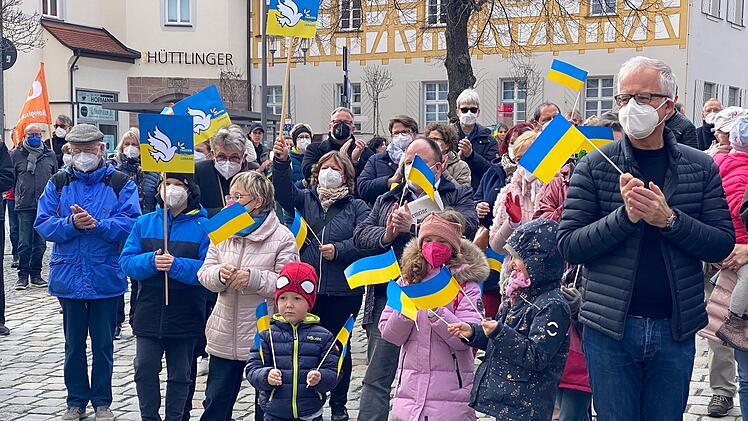Krieg in der Ukraine: Mehrere hundert Menschen bei Mahnwache in Schwabach