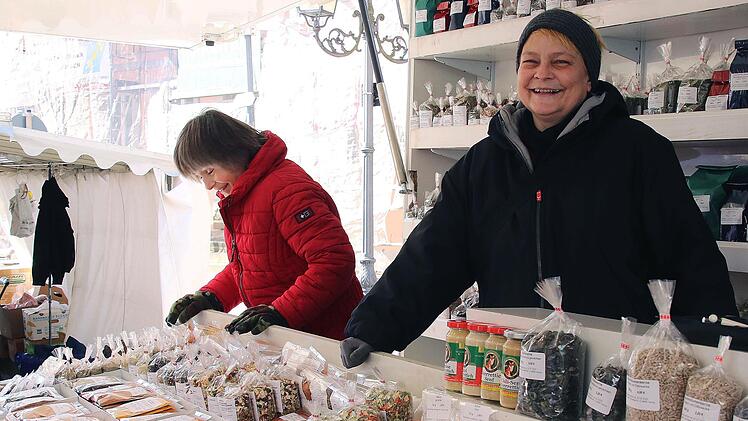 Über 200 Gewürze hat Tanja Schaller aus Coburg (rechts) im Angebot. Foto: Dieter Britz