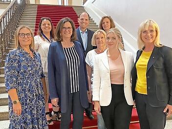 Die Frauenunion aus Forchheim wurde in München geehrt (v. l.): Martina Hebendanz, Tanja Herbert-Nebe, Ilse Aigner, Michael Hofmann, Margareta Loskarn, María Herbert, Julia Pfeufer und Ulrike Scharf.