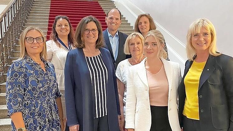 Die Frauenunion aus Forchheim wurde in München geehrt (v. l.): Martina Hebendanz, Tanja Herbert-Nebe, Ilse Aigner, Michael Hofmann, Margareta Loskarn, María Herbert, Julia Pfeufer und Ulrike Scharf.