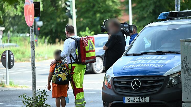 Auto fährt in Berlin-Wedding in Menschengruppe