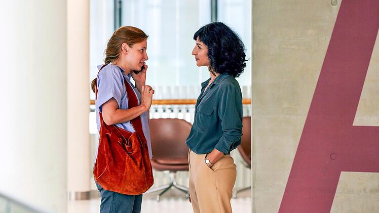 Anoush Kamrani (Neda Rahmanian, rechts) ist erleichtert, als ihre Patientin (Martina Ebm) endlich einsieht, dass sie Hilfe benötigt.