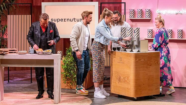 Wenn sich L&ouml;winnen und L&ouml;wen in echte Naschkatzen verwandeln: Alle wollen die leckeren Nusscremes probieren. "Das schmeckt ja mega", meint Stefan Lemcke (Zweiter von links).