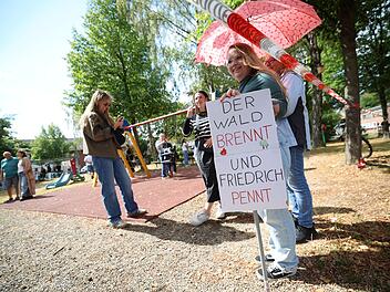 Bundeskanzler Merz besucht Waldbrandgebiet in H&uuml;rtgenwald