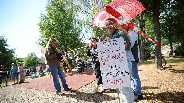 Bundeskanzler Merz besucht Waldbrandgebiet in H&uuml;rtgenwald