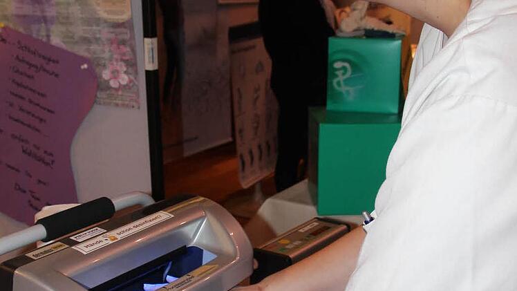 Katrin Jäger prüft, ob sie ihre Hände richtig desinfiziert hat.