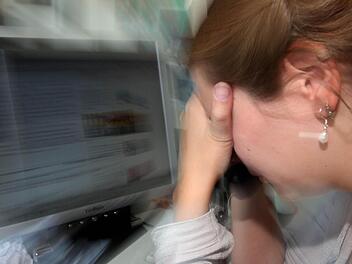 Im Hamsterrad des Arbeitsalltags machen immer mehr Beschäftigte schlapp. Permanente Verfügbarkeit, steigender Leistungsdruck und Arbeitsverdichtung lassen die Betroffenen regelrecht ausbrennen. Burnout wird zur Volkskrankheit. Foto: dpa/Oliver Berg