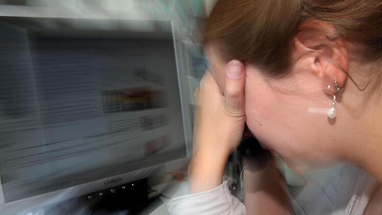 Im Hamsterrad des Arbeitsalltags machen immer mehr Beschäftigte schlapp. Permanente Verfügbarkeit, steigender Leistungsdruck und Arbeitsverdichtung lassen die Betroffenen regelrecht ausbrennen. Burnout wird zur Volkskrankheit. Foto: dpa/Oliver Berg