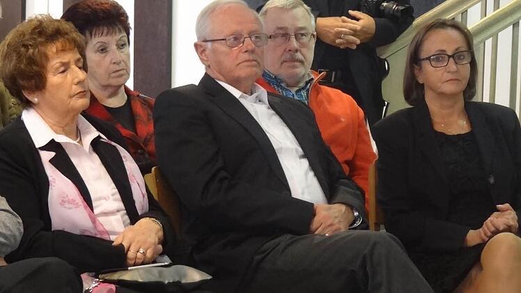 Die Familie, die nahe dem Niemandsland an der innerdeutschen Grenze wohnte: Andrea Thema (sitzend rechts) und ihre Eltern (daneben). Im Hintergrund ist der Ehemann von Andrea Thema, der Künstler Giselher Schleicher zu sehen.Foto: Johanna Eckert