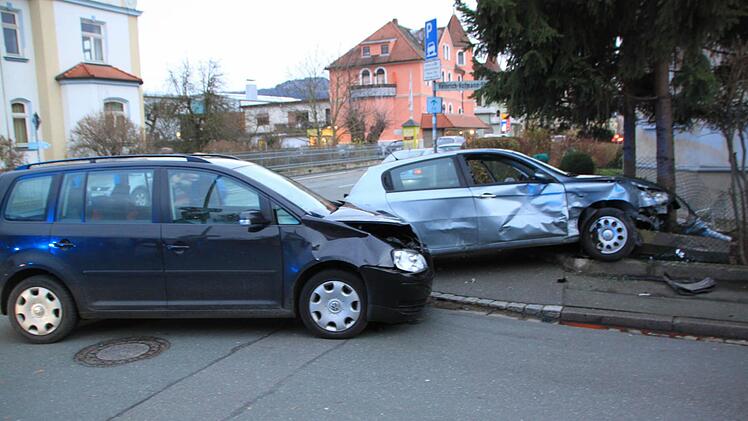 Frontal prallte der VW Touran (links) auf den Kleinwagen eines 18-Jährigen, der aus der Unteren Gartenstraße in die vorfahrtsberechtigte Bahnhofstraße hatte einfahren wollen. Foto: Matthias Einwag