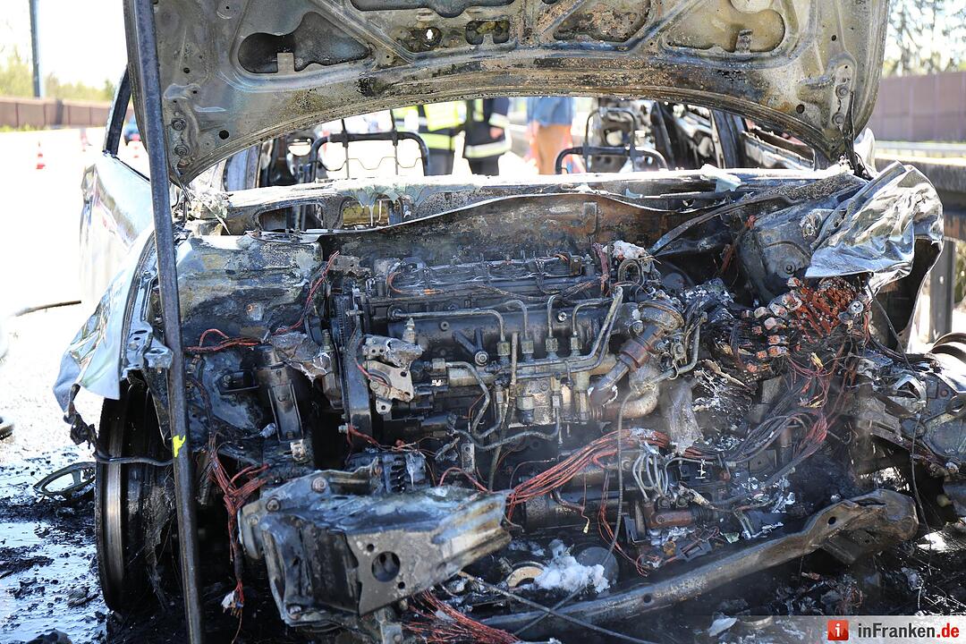 Auto brennt nach Unfall auf A9 aus