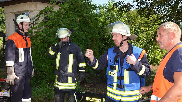 Unter realistischen Bedingungen übten die Feuerwehren aus Bad Kissingen, sowie Aschach und Oberthulba den Ernstfall.  Foto: Peter Rauch