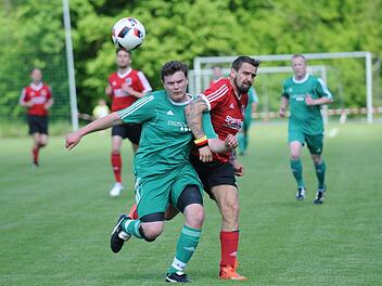 Duell mit Haken und Ösen: Fuchsstadts Timo Karch (rechts) rückt dem Wargolshäuser Leonhard May auf die Pelle. Fotos: ssp