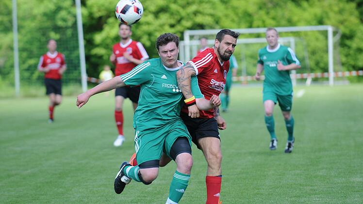 Duell mit Haken und Ösen: Fuchsstadts Timo Karch (rechts) rückt dem Wargolshäuser Leonhard May auf die Pelle. Fotos: ssp