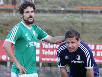 Sieger und Besiegter in der Relegation 2016/2017: Der damalige Kersbacher Spielertrainer Lutz Reinhold (l.) tröstete nach dem 2:1-Sieg gegen den TSV Ebermannstadt dessen Trainer Roland Beck. Am Samstag gastieren Reinhold und sein neuer Klub aus Eggolsheim beim TSV in der Kreisklasse 2. Foto: Lena Seyberth