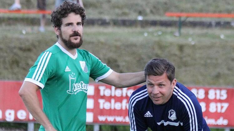 Sieger und Besiegter in der Relegation 2016/2017: Der damalige Kersbacher Spielertrainer Lutz Reinhold (l.) tröstete nach dem 2:1-Sieg gegen den TSV Ebermannstadt dessen Trainer Roland Beck. Am Samstag gastieren Reinhold und sein neuer Klub aus Eggolsheim beim TSV in der Kreisklasse 2. Foto: Lena Seyberth