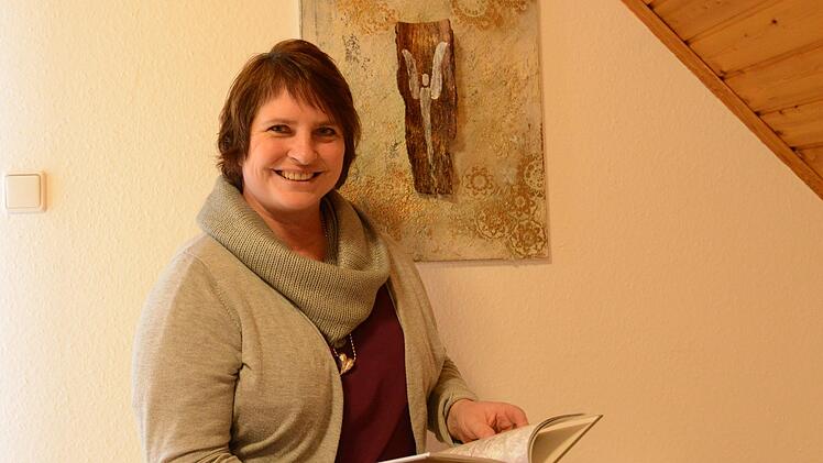 Die Forchheimerin Kathrin Lorenz berät Trauernde und hat das Buch "In Liebe verbunden - Herzimpulse für Trauernde" geschrieben. Im März findet eine besondere Lesung statt. Foto: Franka Struve