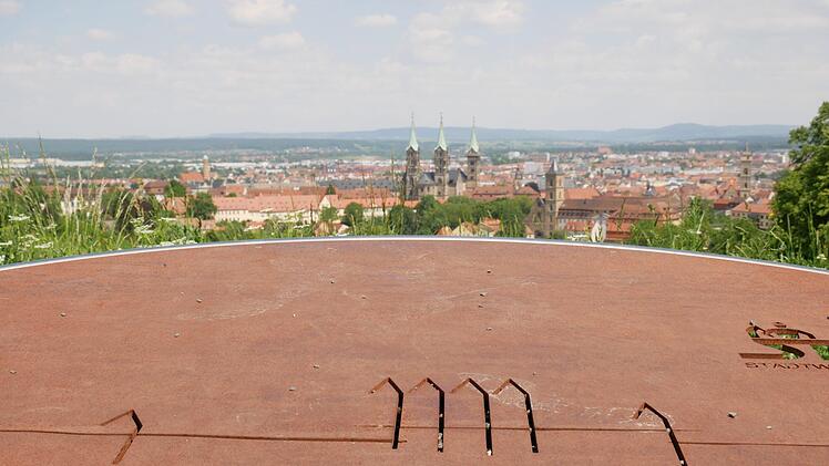 Immer dem Dom folgen: Eine Aussichtsplattform unterhalb der Altenburg. Foto: Bauer