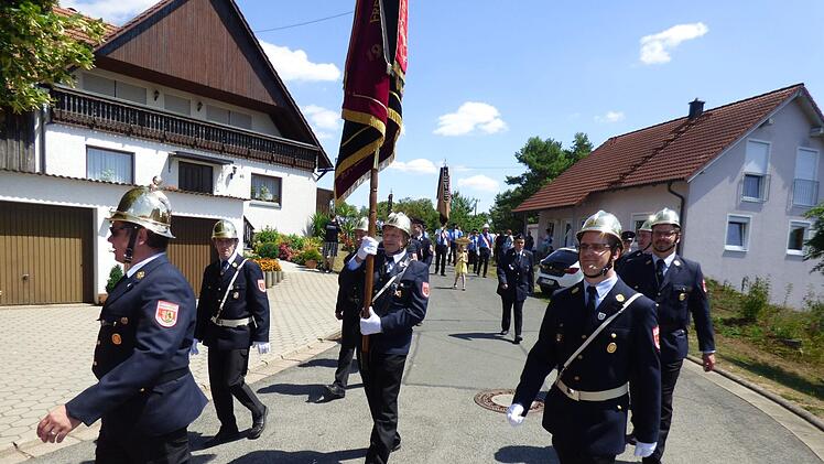Die Feuerwehrmänner der Feuerwehr Oberailsfeld mit ihren goldenen Helmen Foto: Thomas Weichert