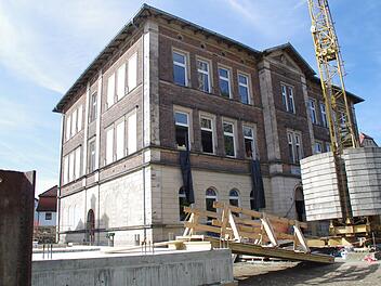 Die Kellerdecke des Neubaus (links) ist betoniert. Parallel laufen die Sanierungsarbeiten innen und außen am Altbau der Volkshochschule weiter. Foto: Marco Meißner