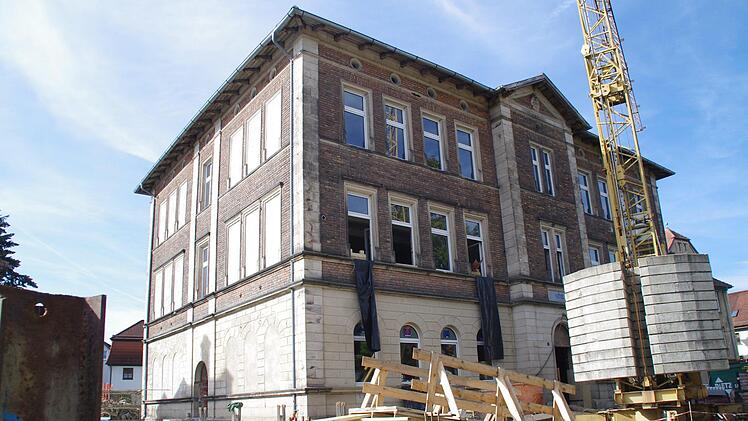 Die Kellerdecke des Neubaus (links) ist betoniert. Parallel laufen die Sanierungsarbeiten innen und außen am Altbau der Volkshochschule weiter. Foto: Marco Meißner