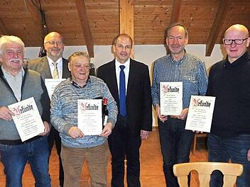 Ehrungen gab es beim Gesangverein "Concordia" Wildenberg. Im Bild (von links): Manfred Pichl, Bürgermeister Egon Herrmann, Hans Rieger, Vorsitzender Martin Appelt, Thomas Grell und Jürgen Feulner.  Foto: Wolf