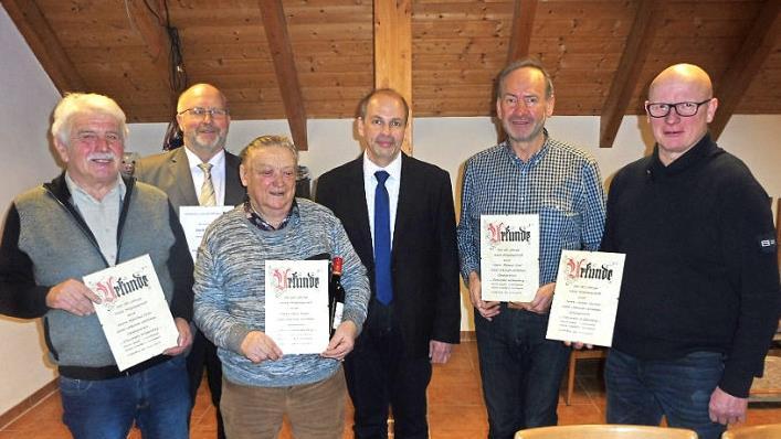 Ehrungen gab es beim Gesangverein "Concordia" Wildenberg. Im Bild (von links): Manfred Pichl, Bürgermeister Egon Herrmann, Hans Rieger, Vorsitzender Martin Appelt, Thomas Grell und Jürgen Feulner.  Foto: Wolf