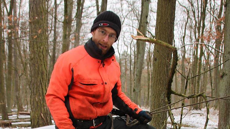 Tobias Dotter und sein Pferd bei der Arbeit im Wald.  Foto: Ralf Ruppert