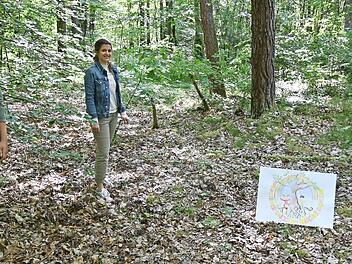 Auf den neuen Waldkindergarten mitten im Oberhaider Wald freuen sich (von links) Tina Car, Melanie Wagner und Carsten Joneitis. Foto: Horst lange