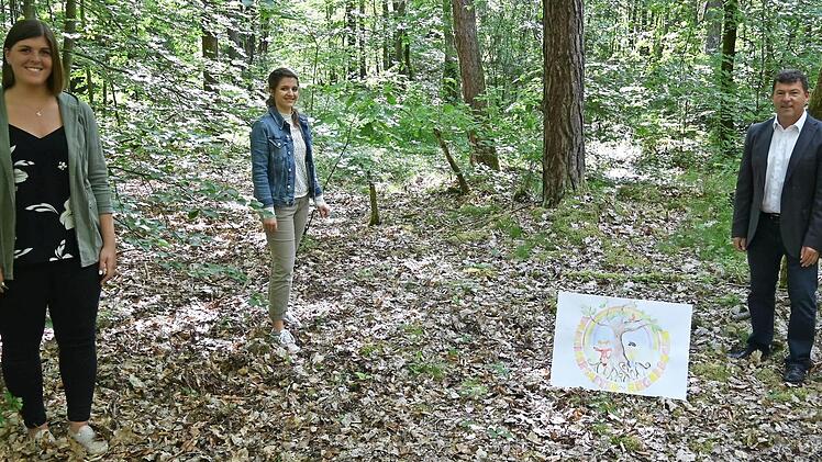 Auf den neuen Waldkindergarten mitten im Oberhaider Wald freuen sich (von links) Tina Car, Melanie Wagner und Carsten Joneitis. Foto: Horst lange