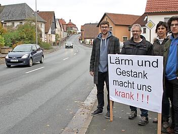Am Samstagnachmittag demonstrierten Mainrother Bürger für die geplante Umgehung von Mainroth, Rothwind und Fassoldshof. Auch die Familie Graß mit (von links) Nicolai, Stefan, Nicole und Marius bekundete ihren Unmut über die Verkehrsbelastung. Fotos: Stephan Stöckel