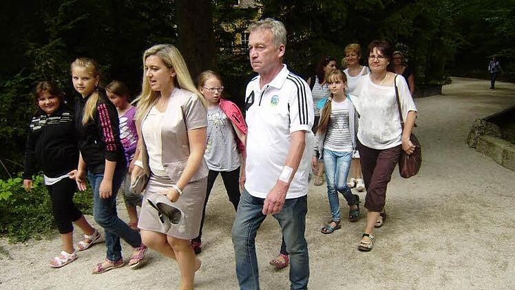 Staatsministerin Melanie Huml begleitete 2014 eine Gruppe von Kindern aus der Ukraine bei ihrem Aufenthalt im Freizeitpark Schloss Thurn. Foto: Tschernobyl Kinderhilfe