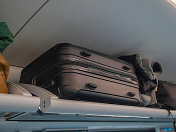 Mädchen (4) im Zug mit Koffer beworfen Mädchen (4) im Zug mit Koffer beworfen