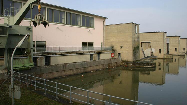 Am Main-Kraftwerk Knetzgau hatte ein Mitarbeiter den Torso entdeckt. Der Tote hing im Rechen, mit dem Treibgut aus dem Fluss gefischt wird.