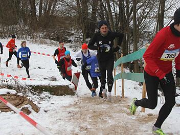 Anspruchsvoll war die Strecke, wie man hier bei einem Anstieg sieht (vorne: die spätere Siegerin Susanne Lutz). Fotos: Günther Geiling