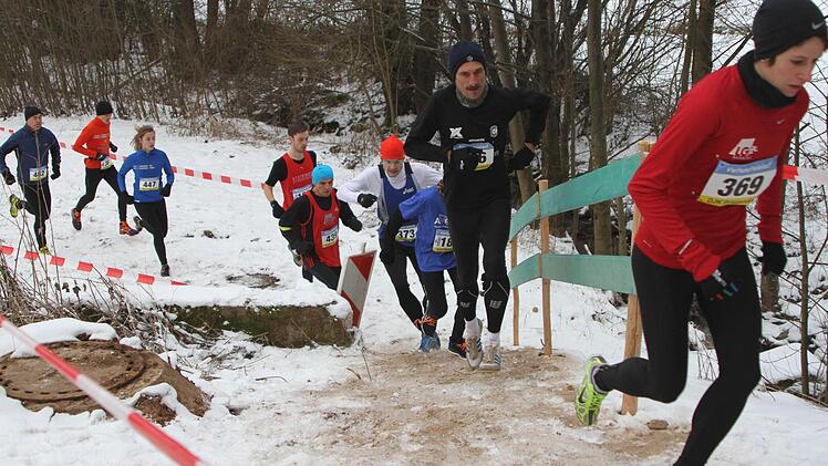 Anspruchsvoll war die Strecke, wie man hier bei einem Anstieg sieht (vorne: die spätere Siegerin Susanne Lutz). Fotos: Günther Geiling