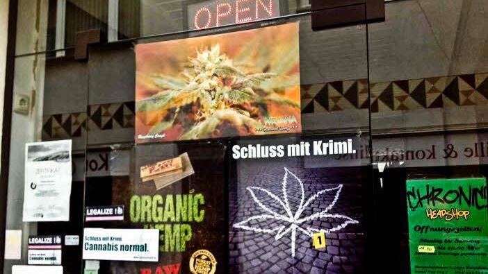 Hanf-Blätter, Glaspfeifen, Bob Marley und andere Kiffer-Devotionalien: das Schaufenster des Ladens in der Burgerhofstraße in Forchheim schaut ziemlich bunt aus. Drogen gibt es trotzdem nicht. Foto: np