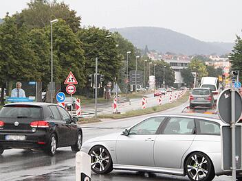 Abbiegen wurde Am Kreuzstein an der Einmündung Lichtenfelser Straße zur Geduldsprobe, weil die Ampeln für mehrere Stunden ausgeschaltet waren. Foto: Jochen Nützel