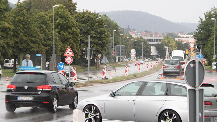 Abbiegen wurde Am Kreuzstein an der Einmündung Lichtenfelser Straße zur Geduldsprobe, weil die Ampeln für mehrere Stunden ausgeschaltet waren. Foto: Jochen Nützel