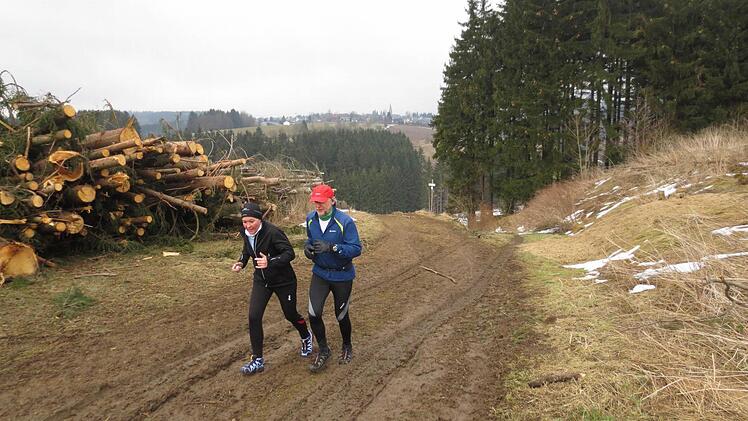 Helga Kauper und Ewald Beckstein (beide SGB Stadtsteinach) bergauf Richtung Buckenreuth. Foto: Michael Kraus