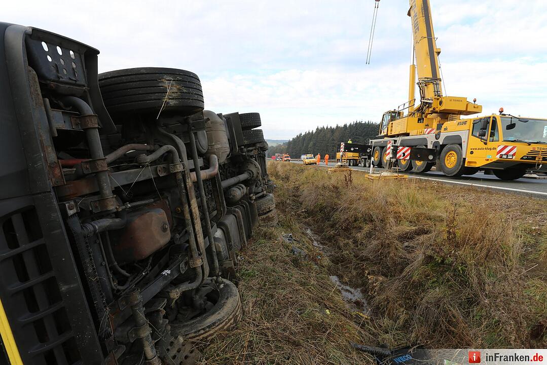 A72: Lkw kippt bei Köditz um