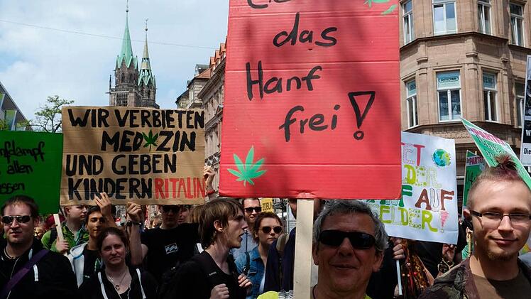 Ein Hanf-Aktivist mit seiner plakativen Forderung. Foto: Nikolas Pelke