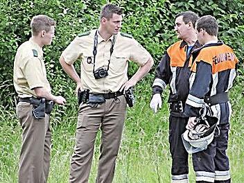 Oft gemeinsam bei Unfällen zusammen auf der Straße: Polizei und Feuerwehr. Bayerns Staatsregierung hält beide Tätigkeiten nur bedingt für vereinbar.  Foto: Helmut Will